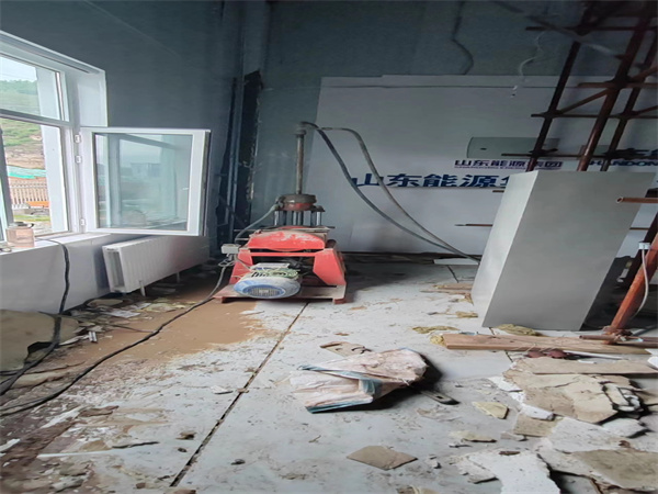 三家镇地基基础下沉墙体裂缝加固注浆顶升施工