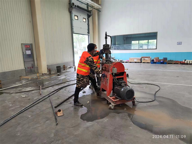 三家镇厂房地面下沉塌陷注浆加固施工